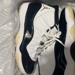 Jordan 11 only wore them 4x uhh they go for $280 looking for 230 size 10.5